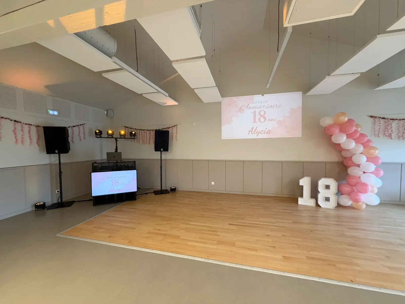Après-midi dansante pour l’anniversaire 18 ans d’Alicya à Genas, avec étincelles froides dorées