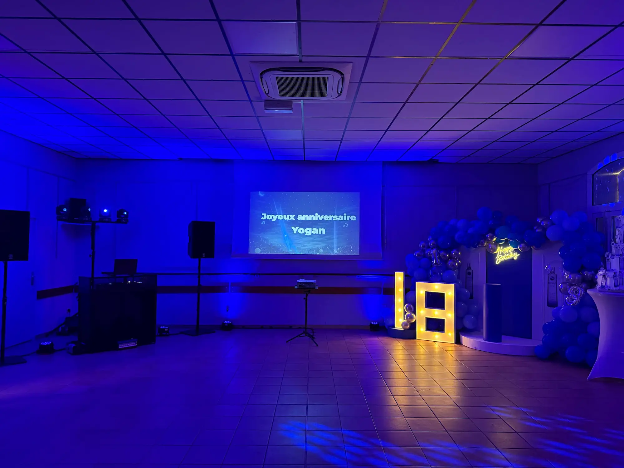 Ambiance lumineuse bleue et installation DJ Mika pour l’anniversaire 18 ans de Yogan