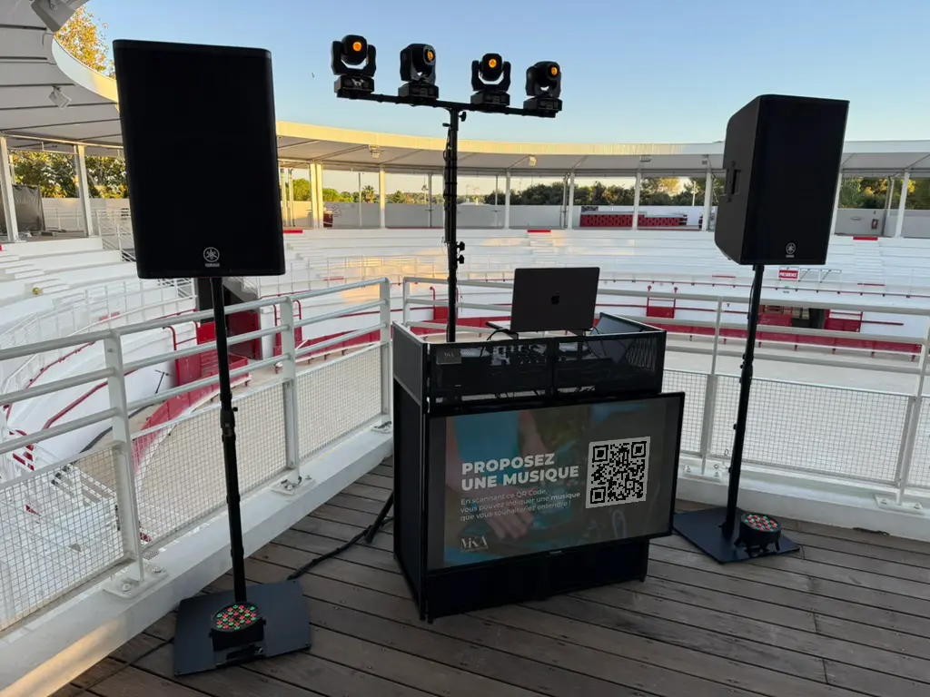 Régie DJ MKA avec écran QR code et sonorisation pour une soirée d’entreprise dans une arène près de Montpellier