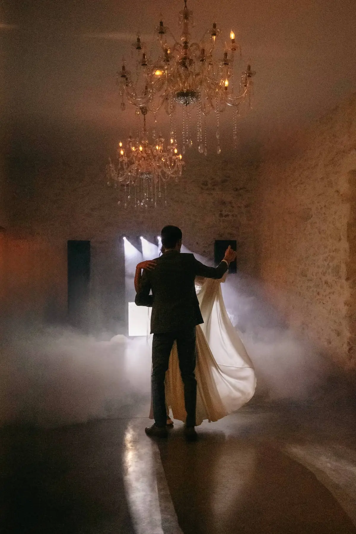DJ Mika accompagne l’ouverture de bal d’un mariage à Avignon avec fumée lourde et lumières