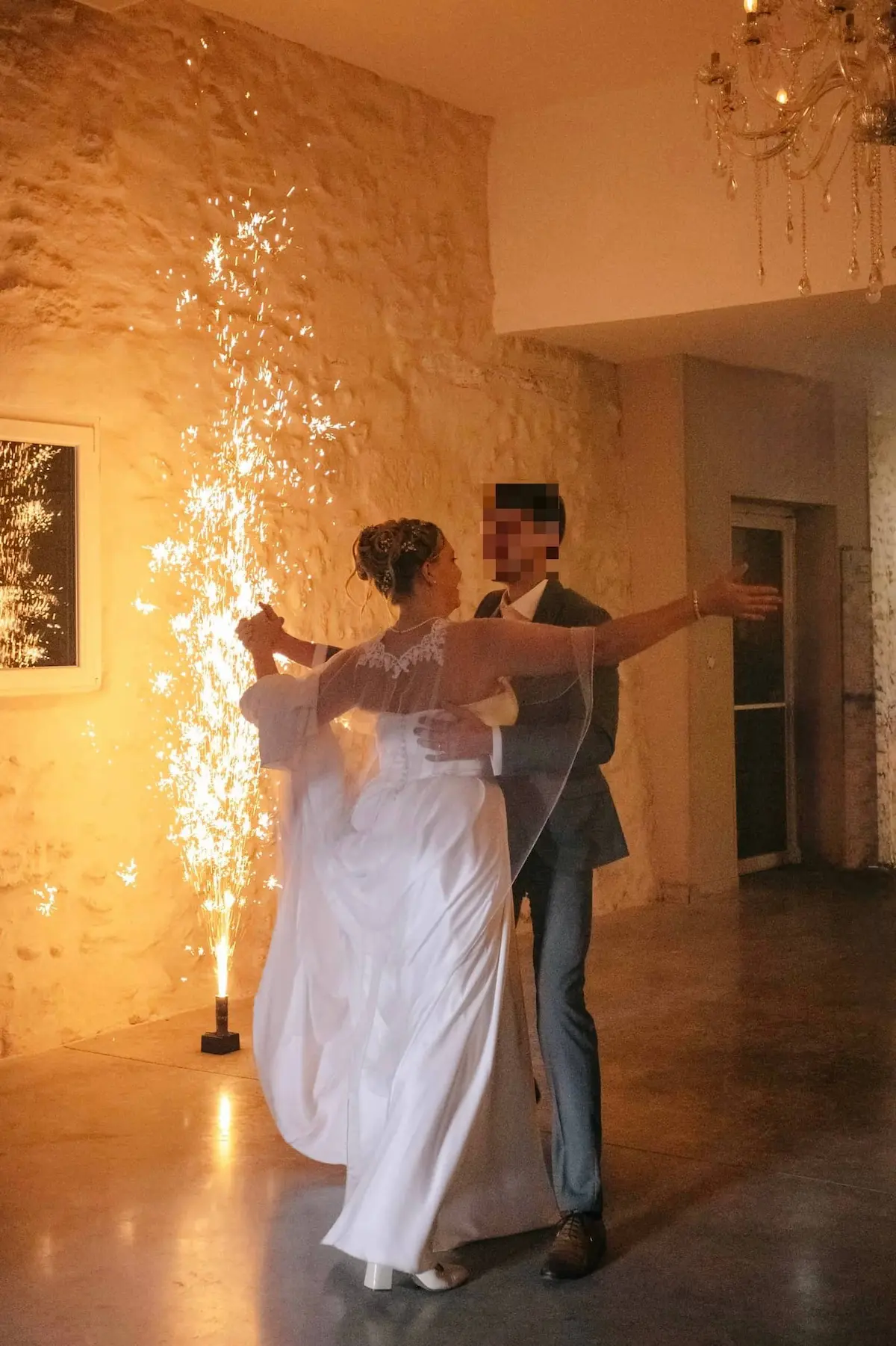 Ouverture de bal avec DJ Mika, machine à étincelles et ambiance chaleureuse de mariage