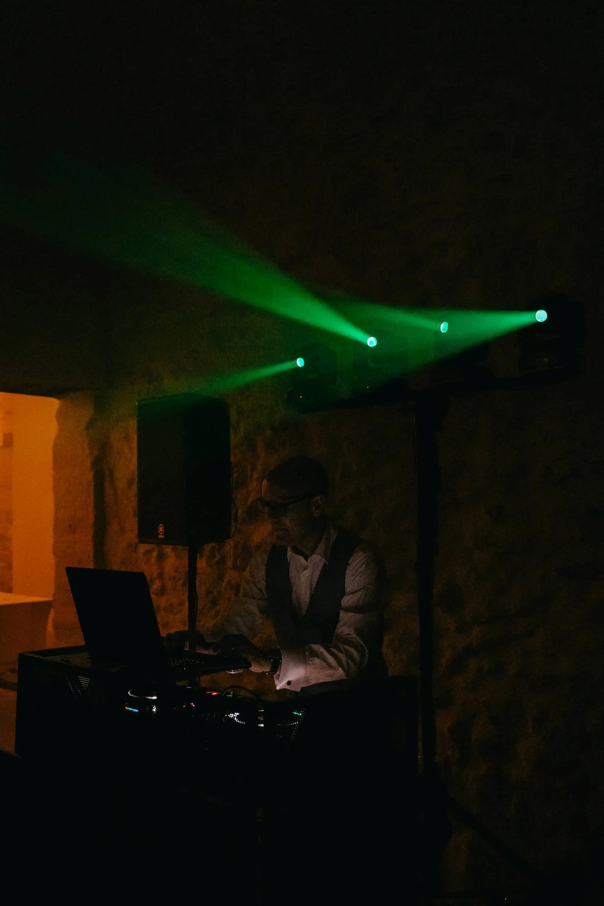 Éclairages dynamiques et lasers en salle lors d’une soirée