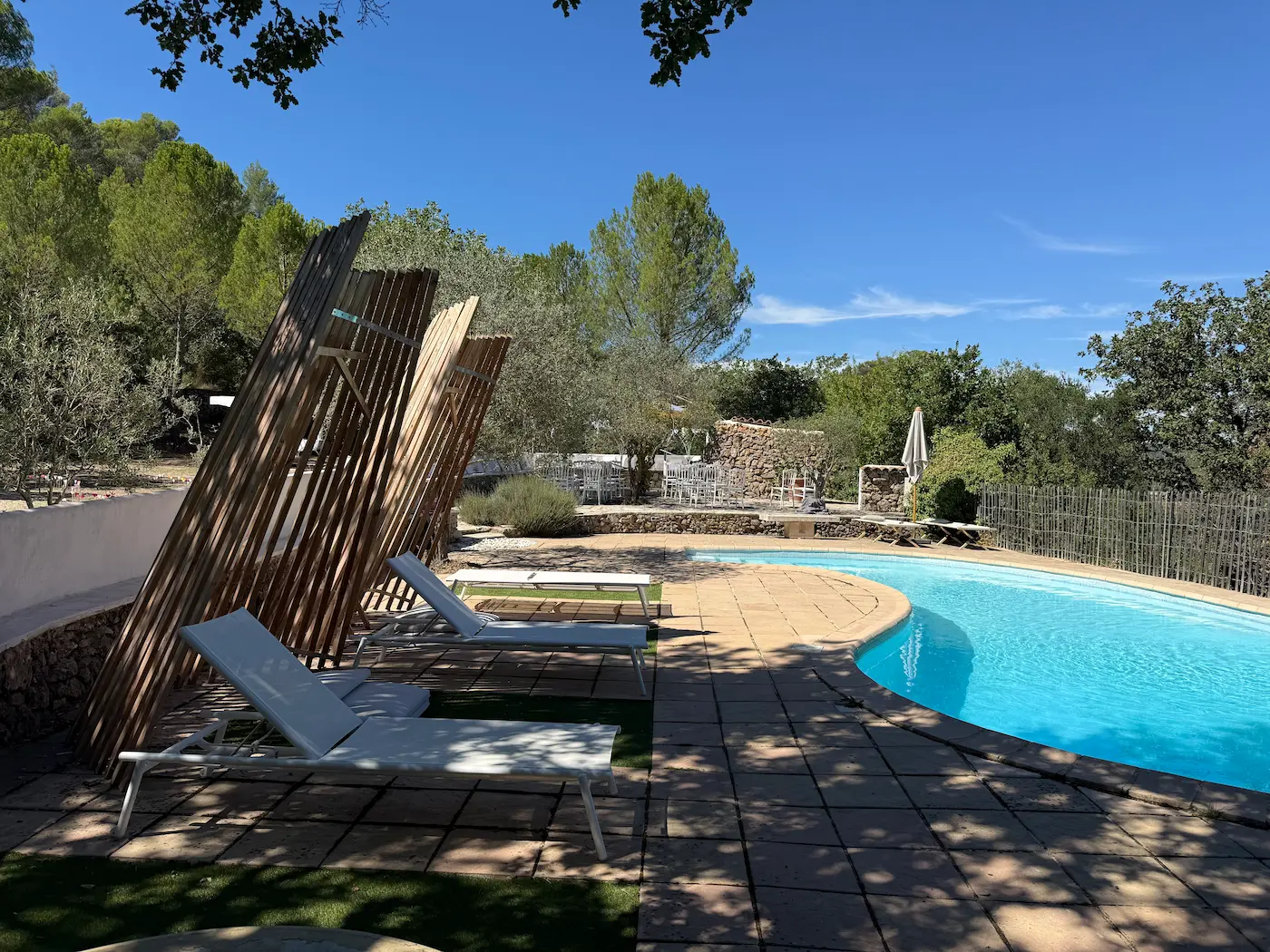 Sonorisation de cérémonie laïque au bord de la piscine