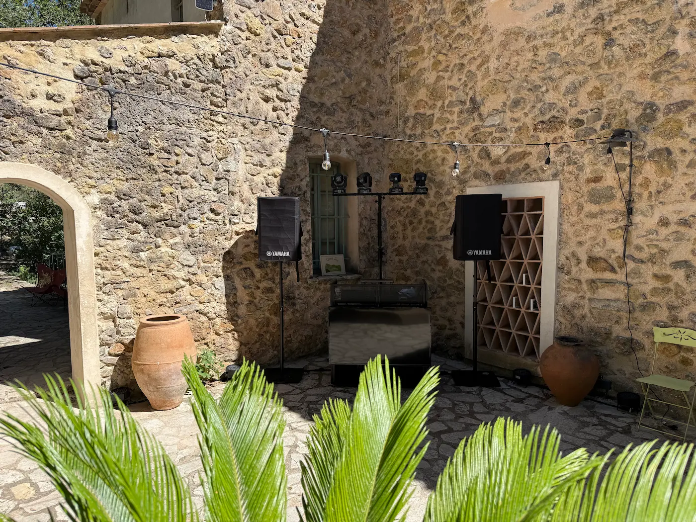 Ambiance musicale en extérieur pendant le cocktail d’un mariage