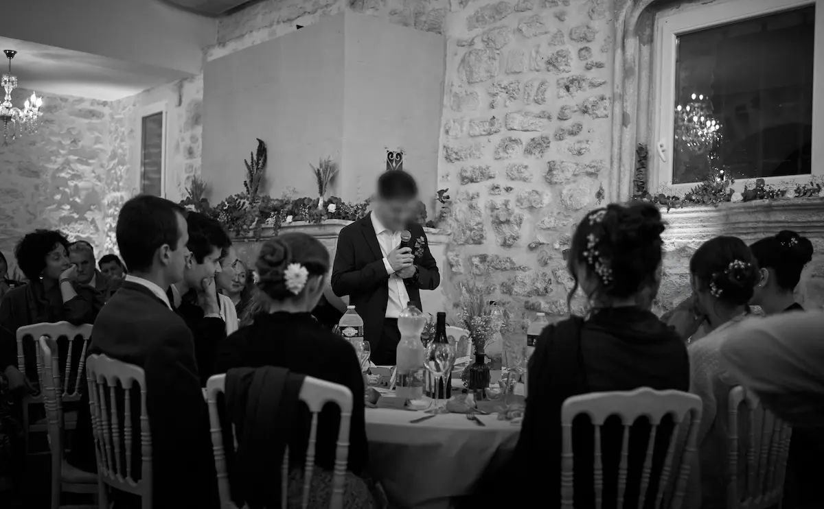 Invité au micro lors d’un discours pendant le repas de mariage