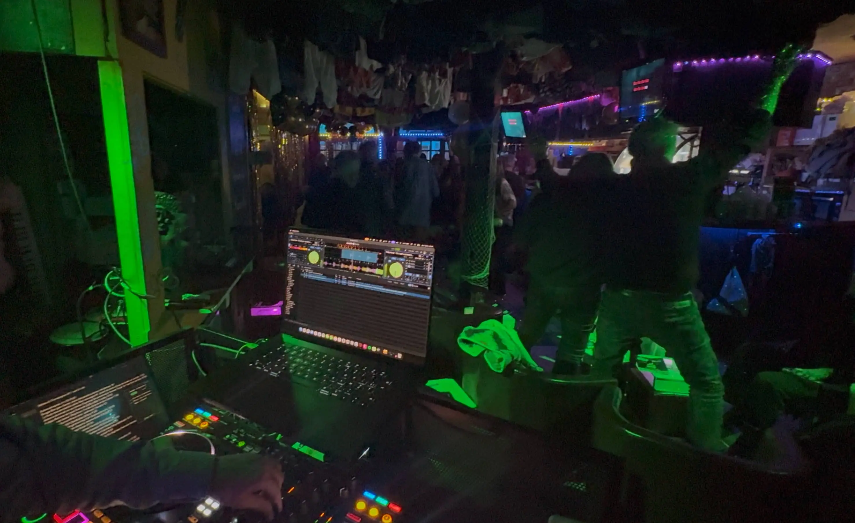 DJ Mika mixe une soirée du Nouvel An au Zanzibar à Sète avec ambiance club et karaoké