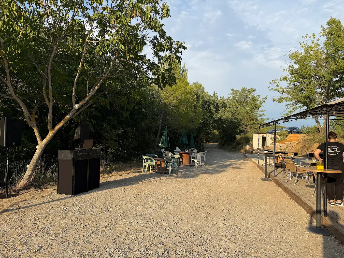 Ambiance musicale au restaurant Lac Alaiade à Beaumont-de-Pertuis, le 14 août 2026
