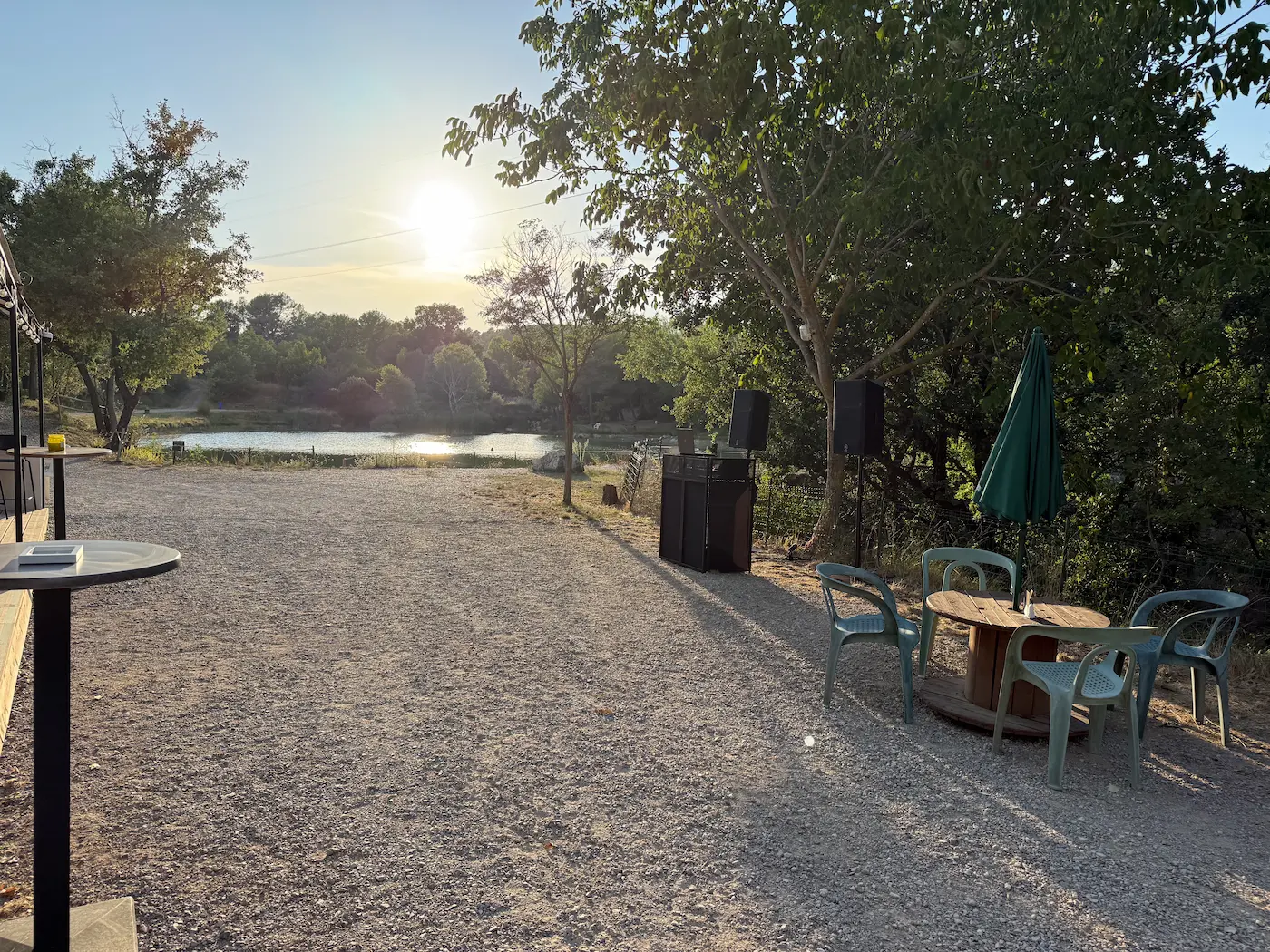 Soirée dansante animée par DJ Mika au restaurant Lac Alaiade, le 14 août 2026