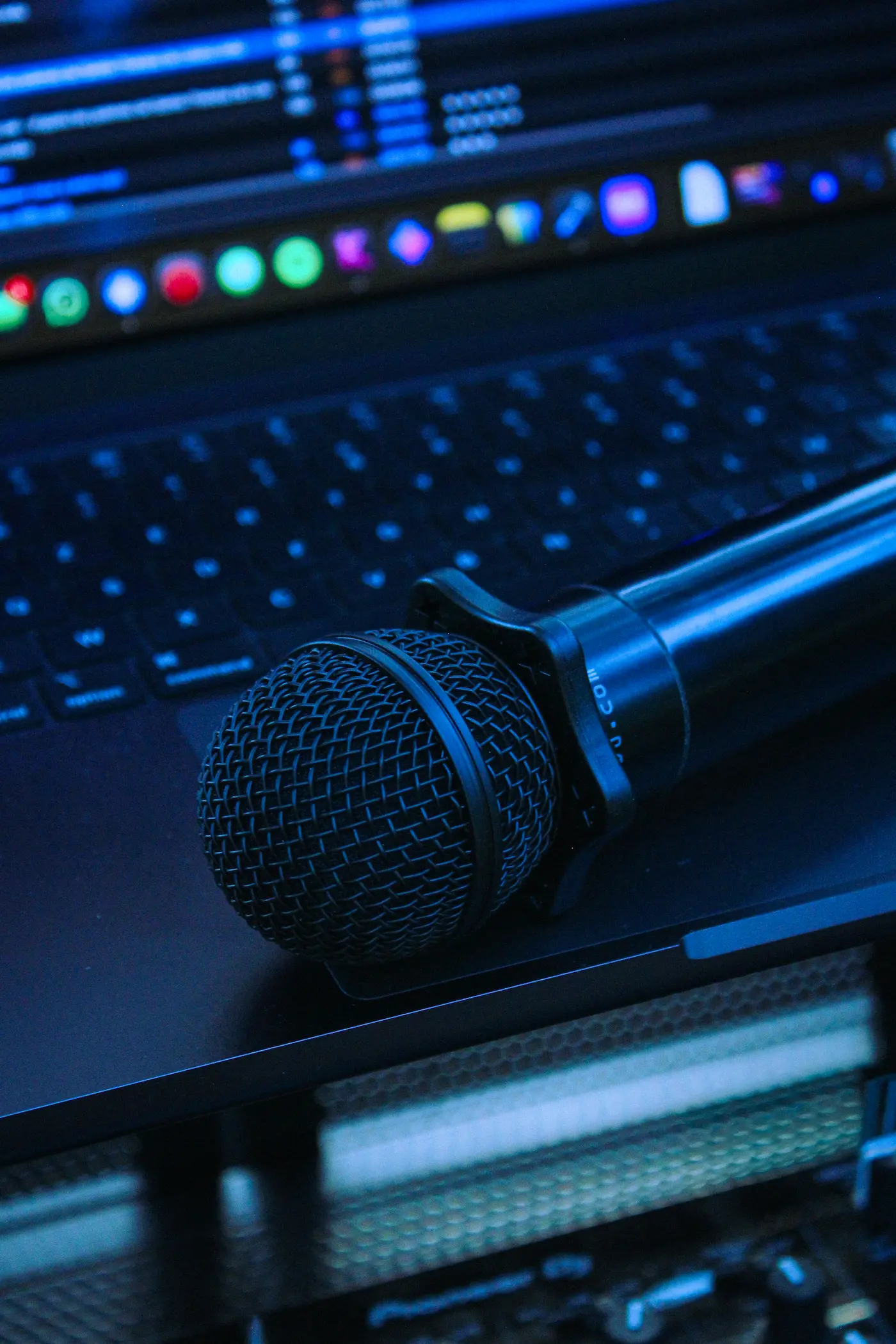 Microphone sans fil et régie DJ pour prises de parole