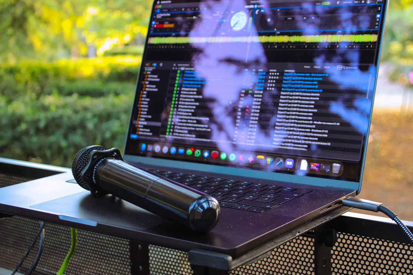 Poste DJ avec microphone pour animation karaoké