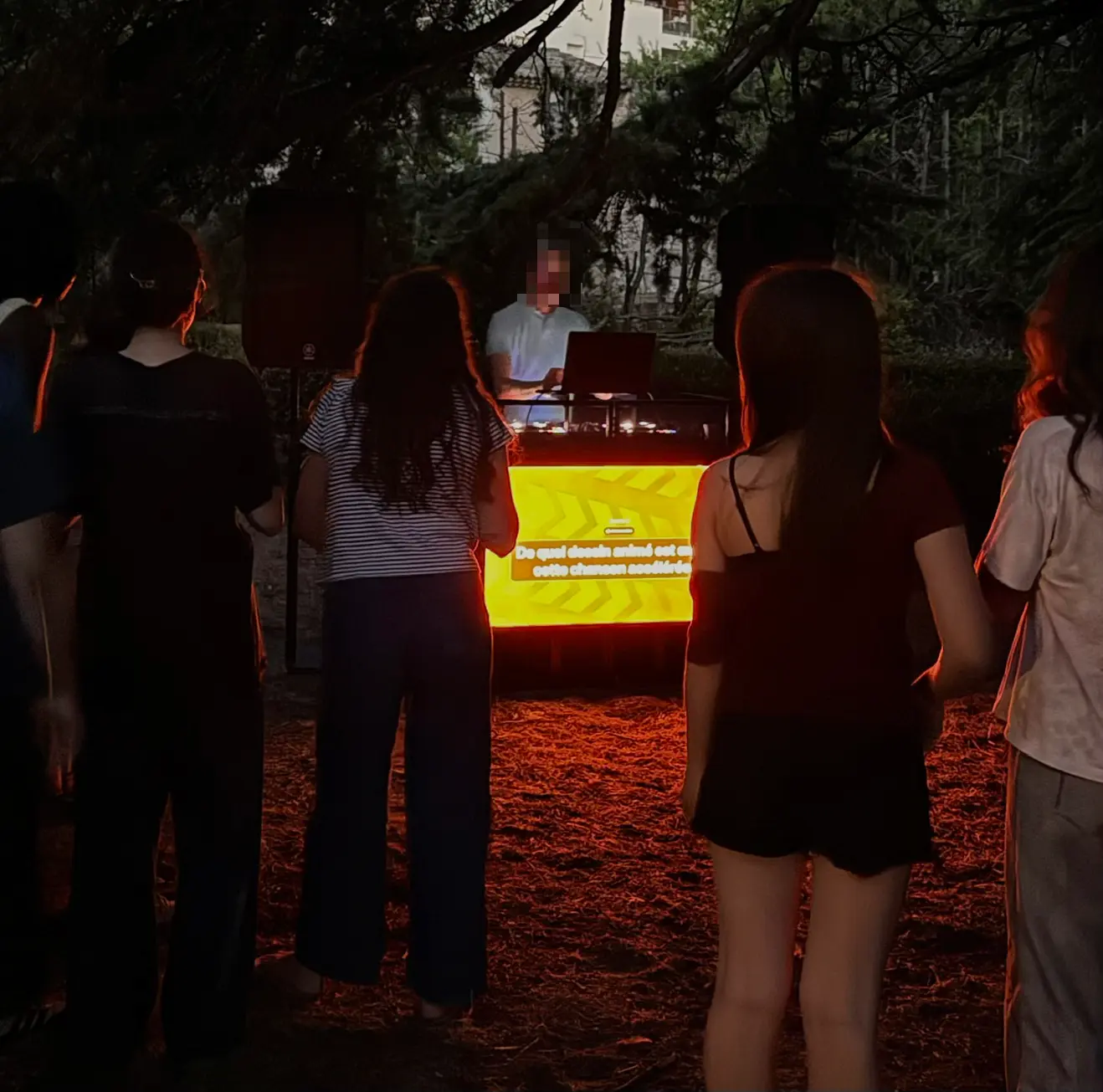 Quiz musical et blind test animé devant le public lors d’une soirée