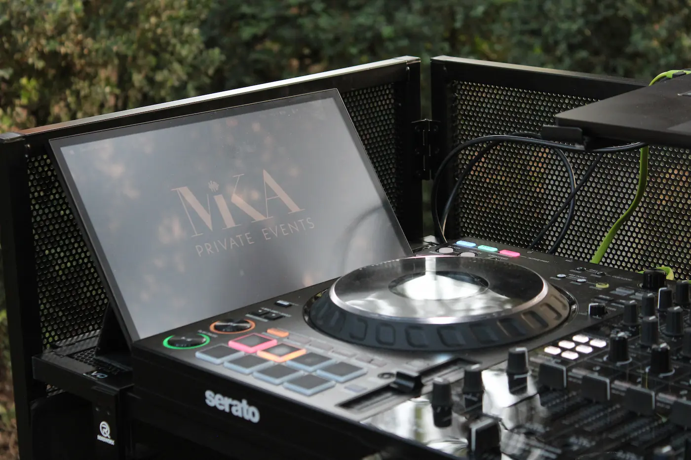 Setup DJ en extérieur avec écran au logo Mika Private Events